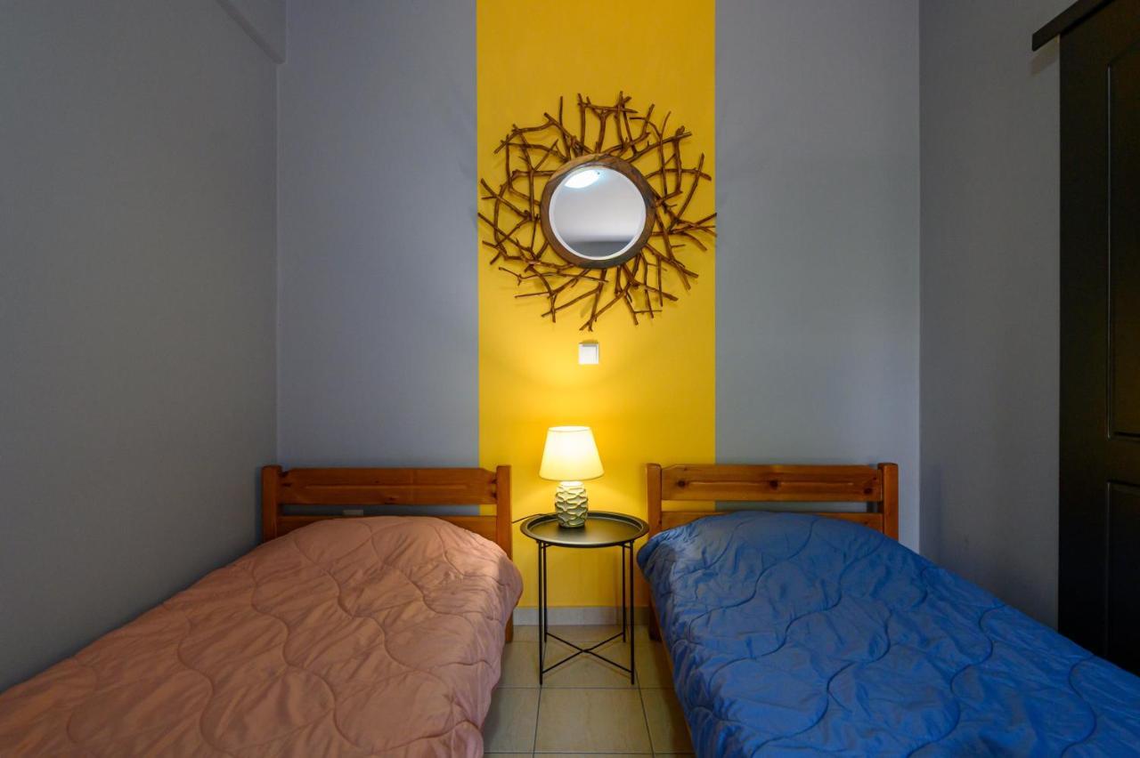 Rea Apartment II "1Minute From The Beach" Calamata Exterior foto
