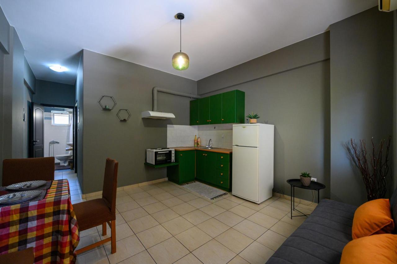 Rea Apartment II "1Minute From The Beach" Calamata Exterior foto