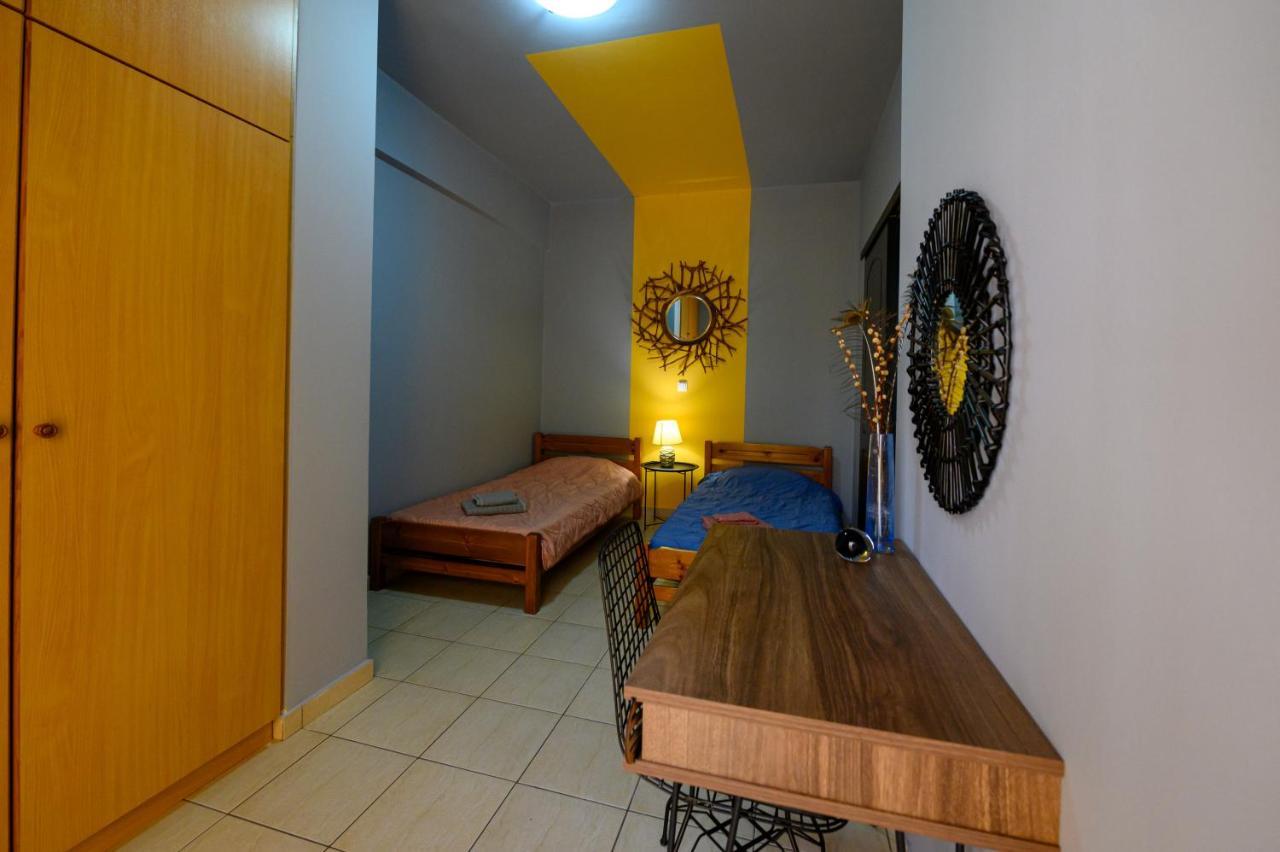 Rea Apartment II "1Minute From The Beach" Calamata Exterior foto