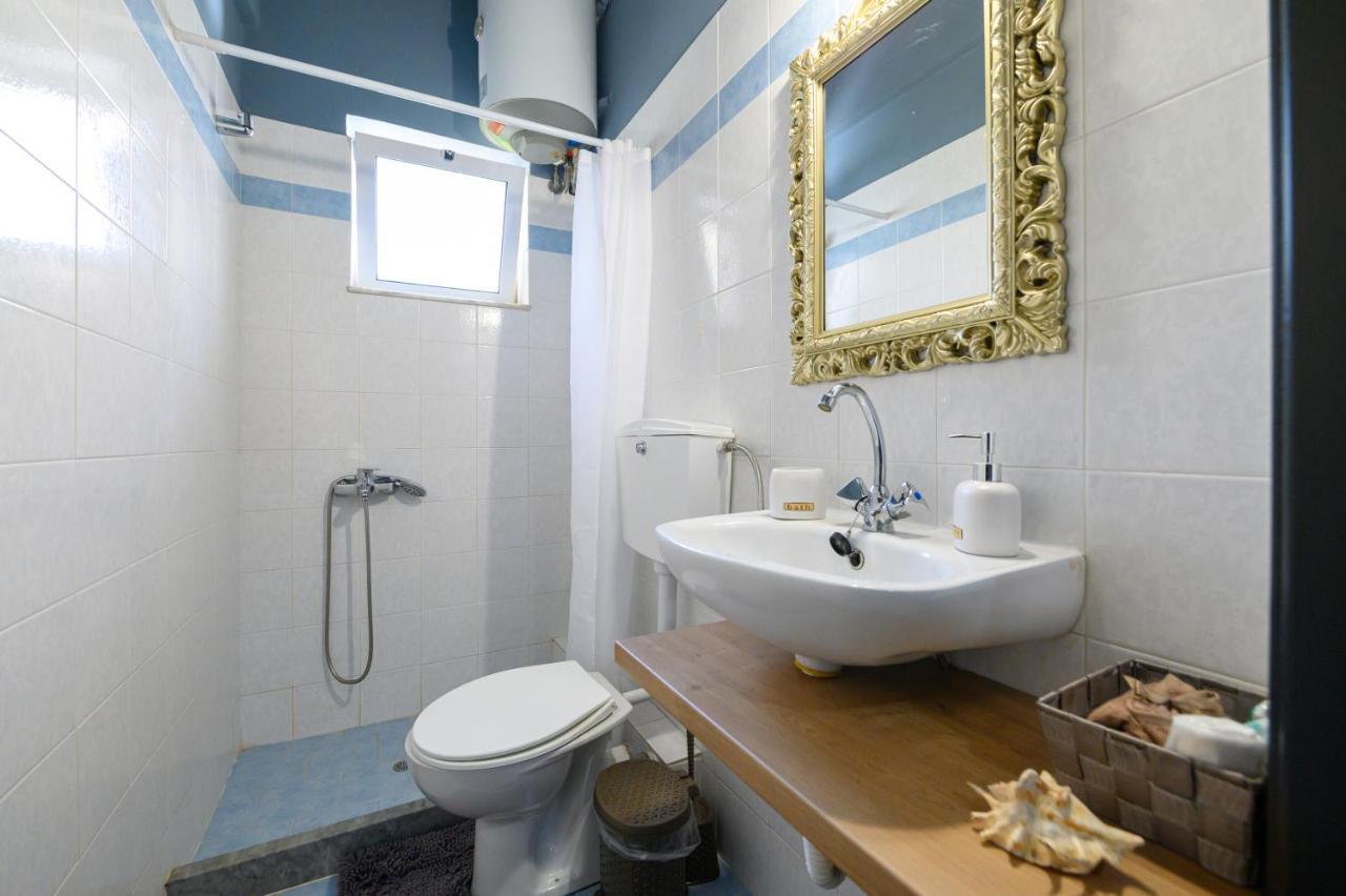 Rea Apartment II "1Minute From The Beach" Calamata Exterior foto